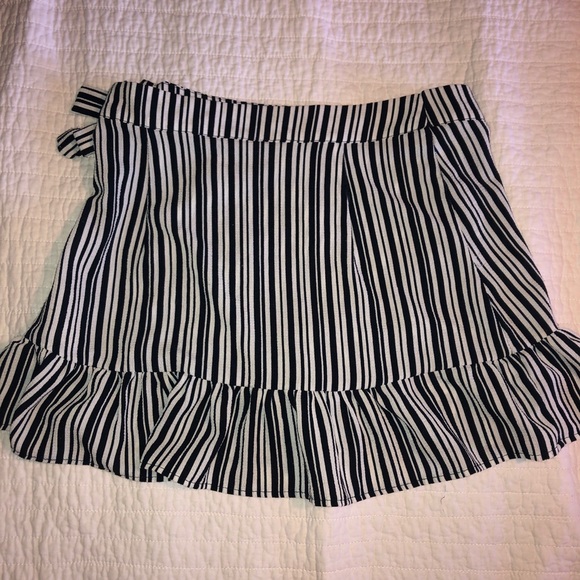 Black and white stripped skirts - Picture 3 of 3